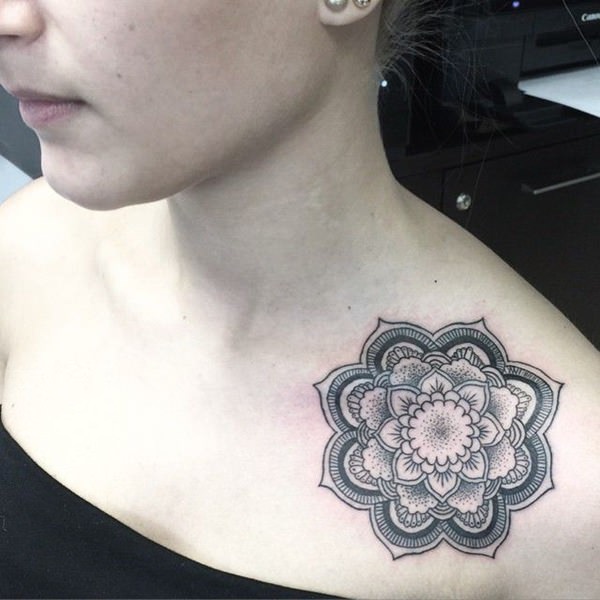 Tatuagens femininas na clavícula Tatuagens femininas na clavícula