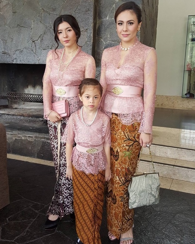 20+ Baju Kebaya Bali Ibu Dan Anak, Yang Modis!