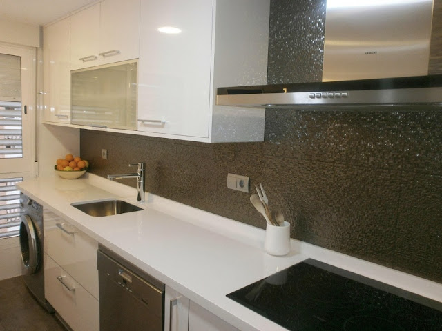 materiales-para-la-pared-de-la-cocina-laminado-blanco-brillo