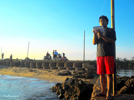 SAYA sedang menyeketsa Pantai Bondo