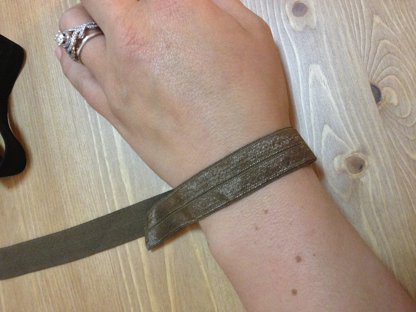 fashion-on-a-budget-making-hair-ties