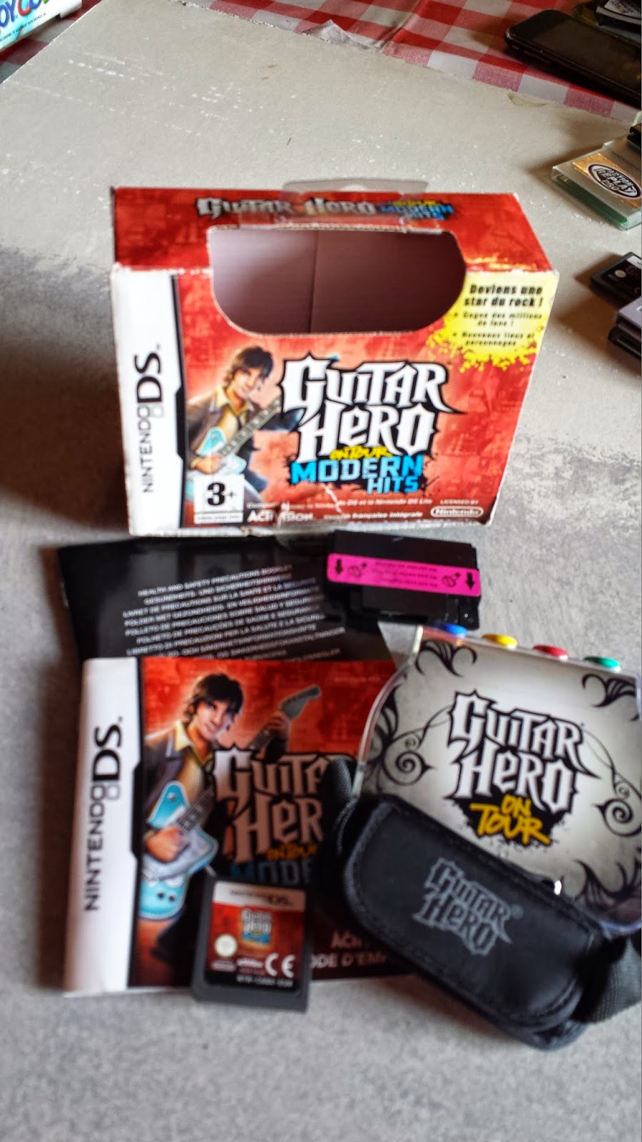 Le Vide Grenier du 62 GUITAR HERO ON TOUR MODERN HITS + GUITAR GRIP