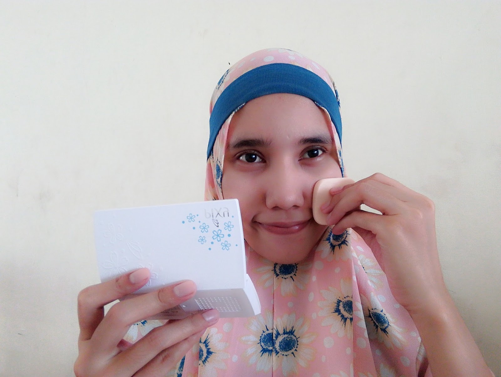 Look a Like Asian Beauty with Pixy Two Way Cake Cover Smooth and Kemudian kunci kelembapan kulit dengan memakai bedak pact powder Untuk ketahanan 10 jam tetap glowy aku menggunakan Pixy Two Way Cake Cover & Smooth