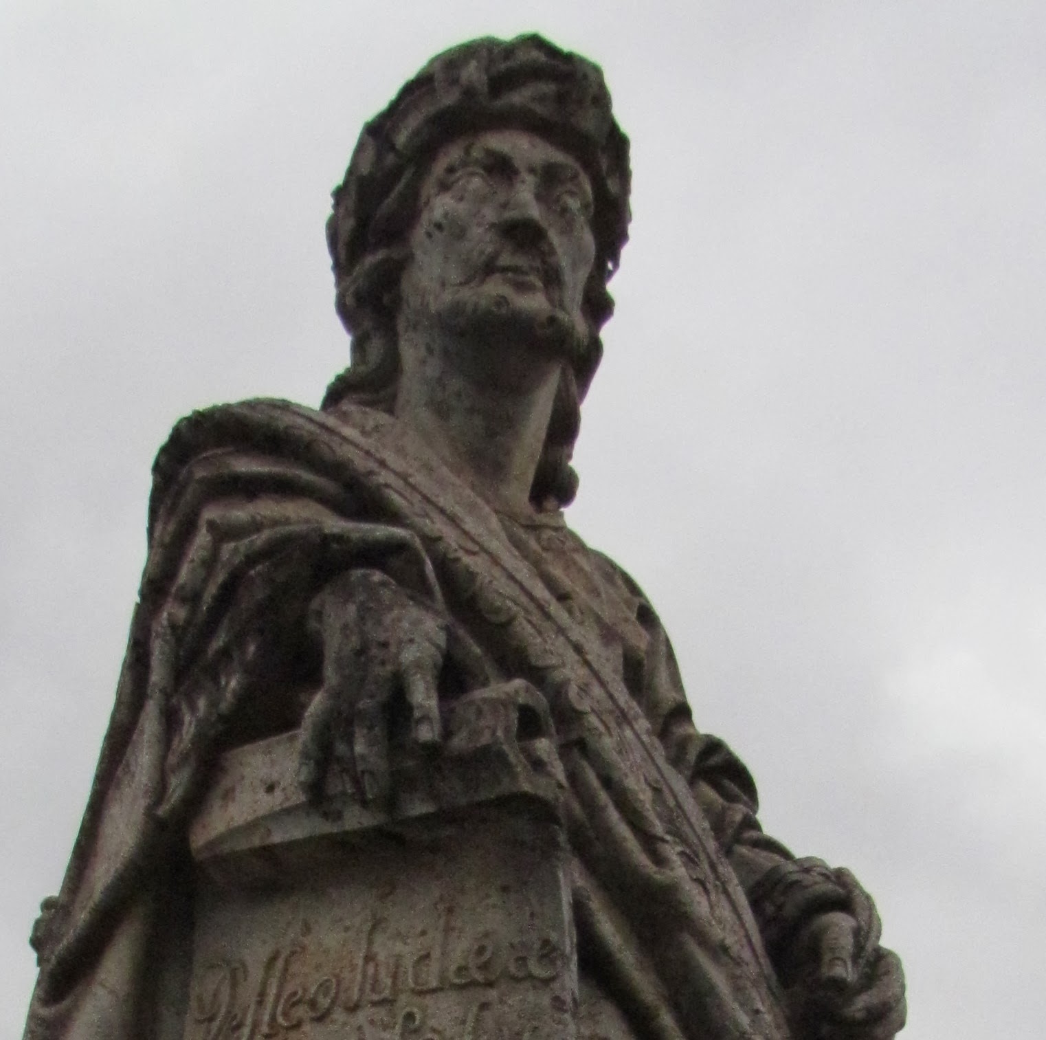 pio-xii-em-minas-qu-mica-impactos-da-chuva-cida-nos-monumentos