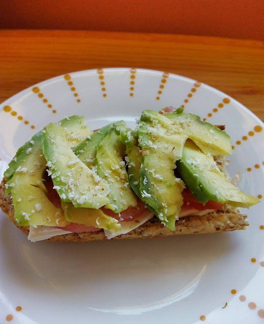 Cocinando en la nube: Tostada de aguacate, tomate, almendra y queso fresco