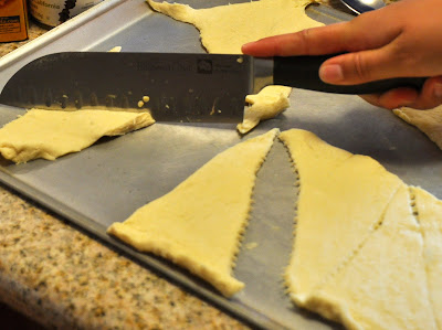 bacon jalapeno popper pastry being cut
