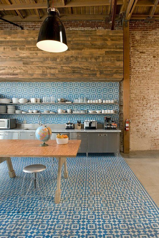 cozinha com piso e azulejo hidraulico
