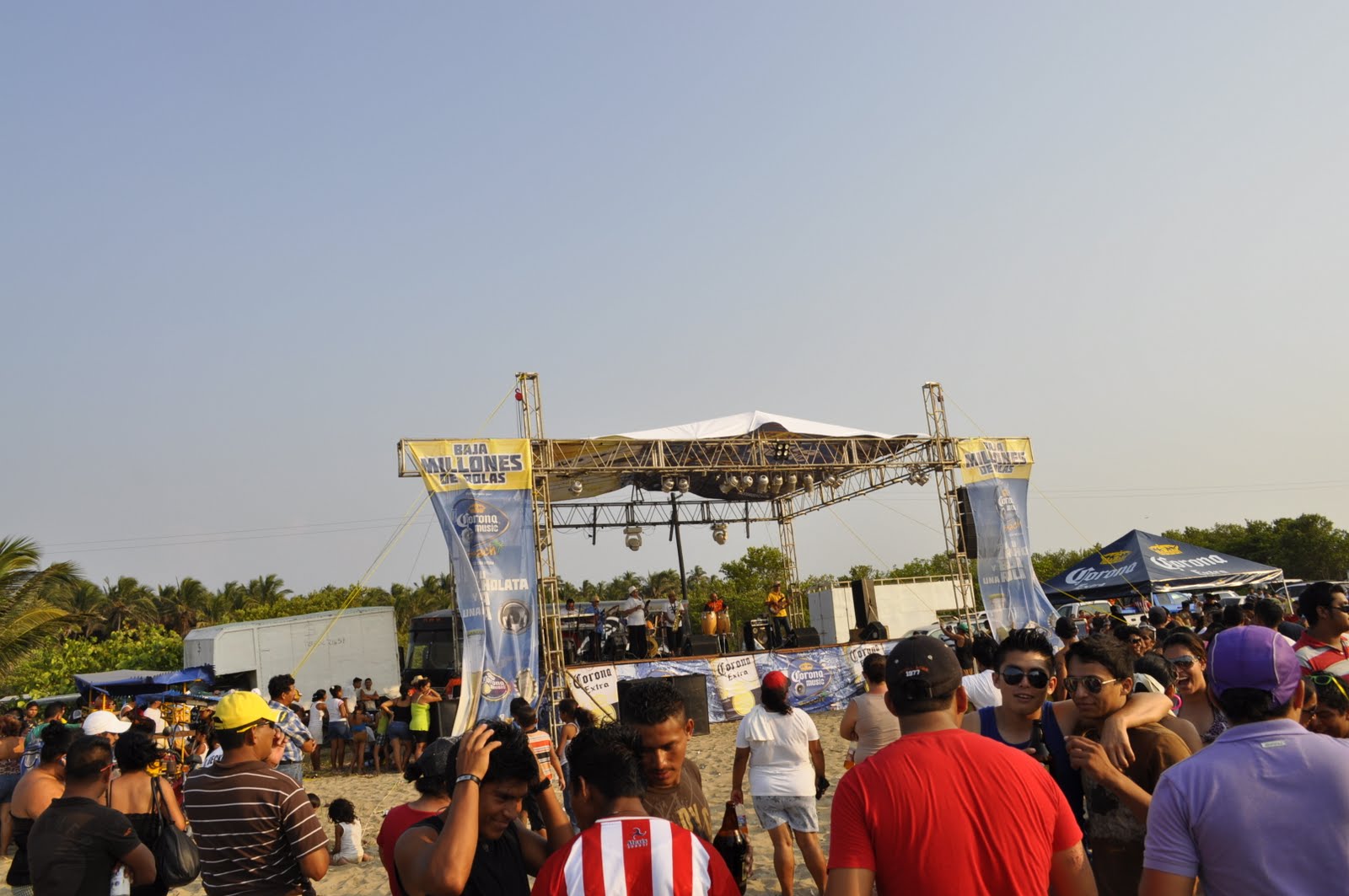 JHproducciones MILES DE VACACIONISTAS EN LAS PLAYAS DEL PUERTO DE SANCHEZ MAGALLANES