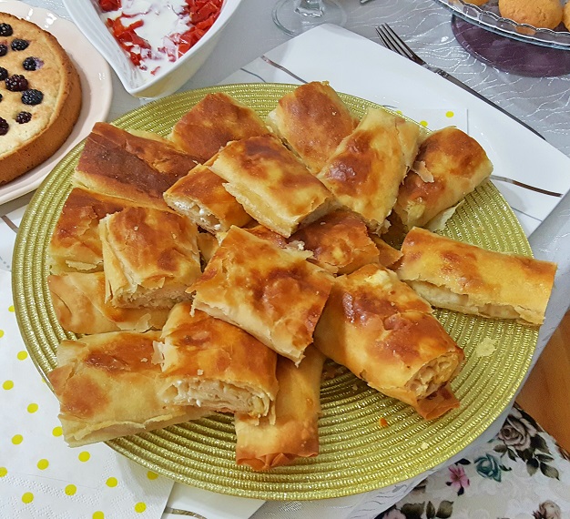 Meyveli Kek Ablamın Gün Masası ve Cevizli Nişastalı Kurabiye Tarifi