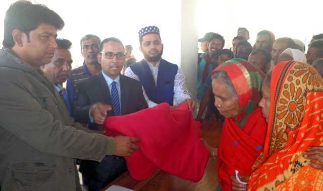 Winters distributed in Cajipura of Sirajganj সিরাজগঞ্জের কাজিপুরে শীতবস্ত্র বিতরণ