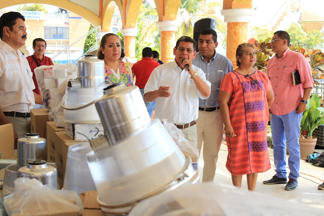 Entrega Guillermo Cajero luminarias a colonias y agencias