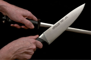 Un cuchillo bien afilado nos ayudara mucho en la cocina