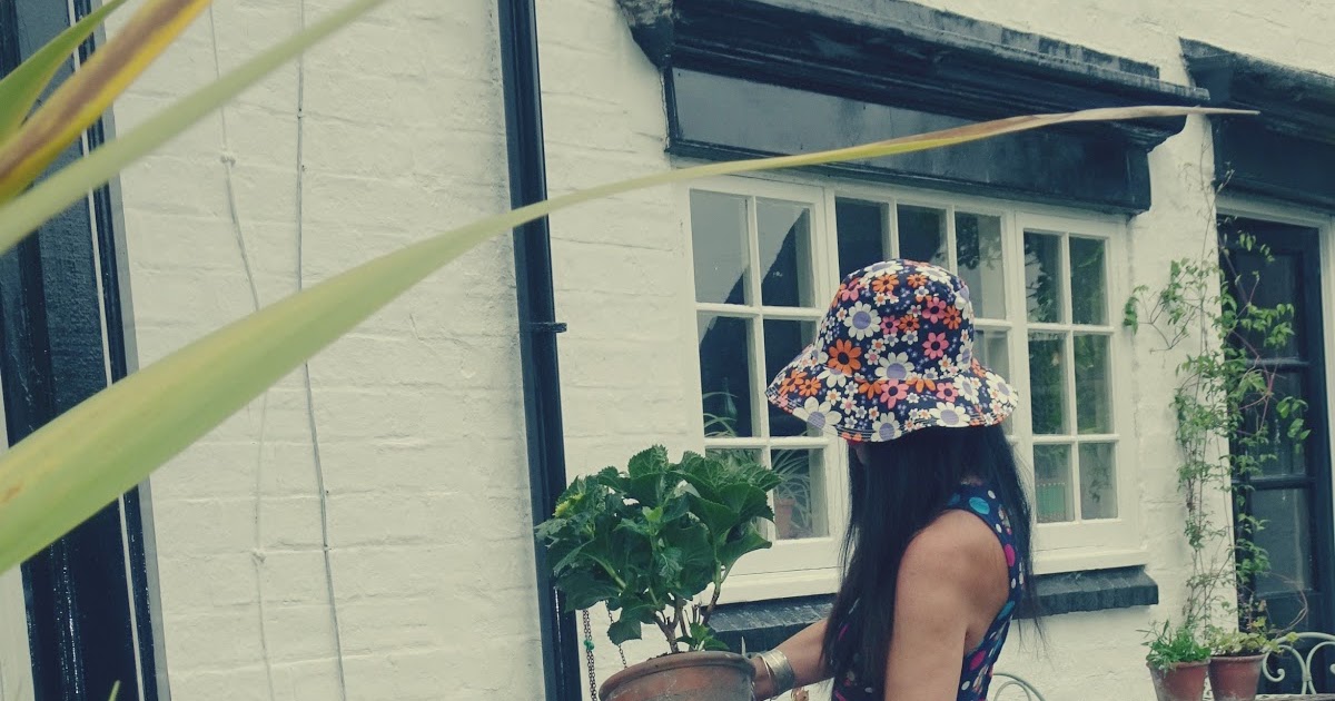 Vintage Vixen: Valerie Finnis's Garden People - A Snapshot of a Changed ...