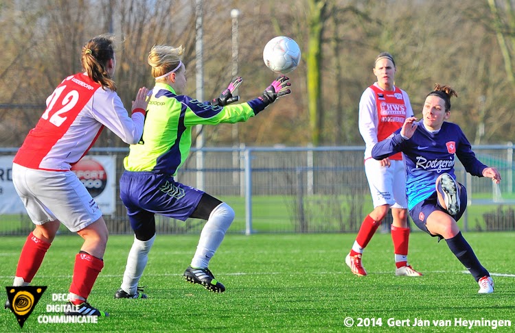 Larissa Wigger brengt FC Twente op een 0-5 voorspong in het KNVB bekerduel tegen RCL. Sluitpost Denise Koorveraar en Ramona van der Harst zijn volledig kansloos.