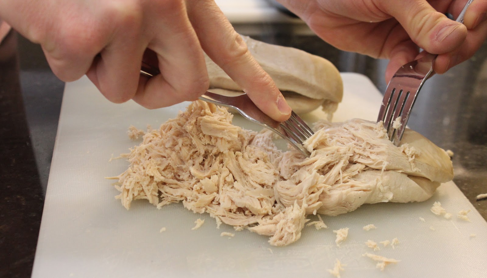 Что делать с вареным. Нарезка вареного куриного филе. Как порезать курицу в Оливье.