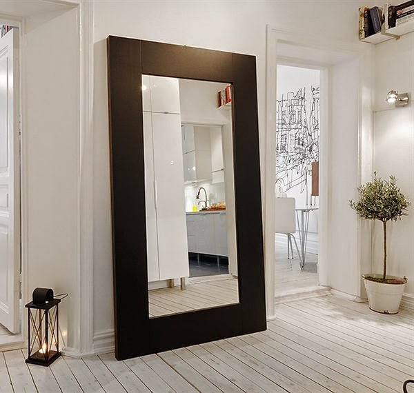 Arrange mirrors in the apartment attractive