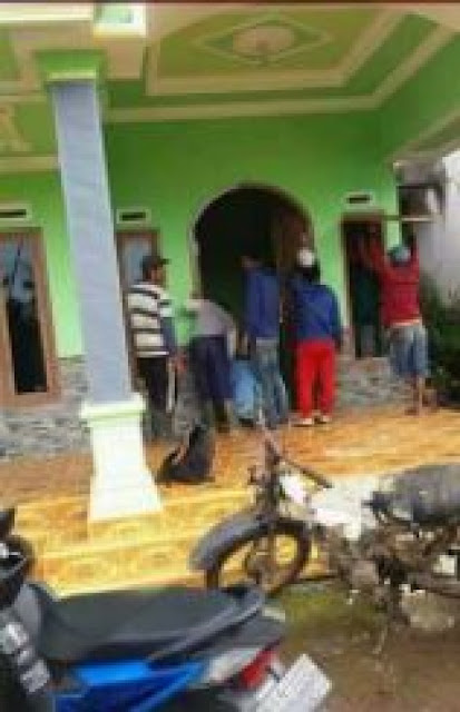 Suami Tertangkap Basah Bersama Wanita Lain, Istri Marah Besar Nekat Robohkan Rumah Mewahnya