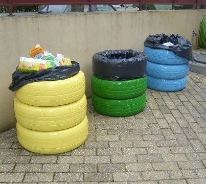 Cubos de reciclaje con neumáticos