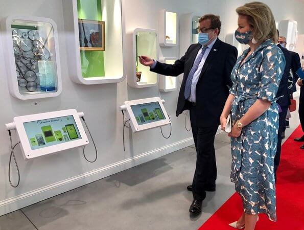 Queen Mathilde wore a blue-green printed shirt dress from Natan. Queen visited Wikifin Lab together with young people. Natan pumps and earrings