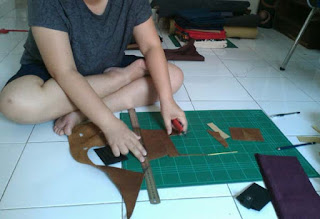belajar membuat dompet kulit