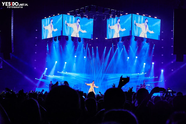 Ricky Martin w szlafroku Ricky Martin koncert w Polsce 2018