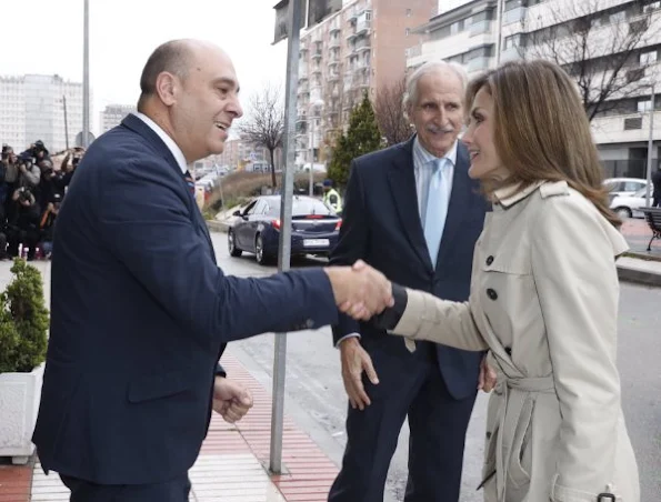 Queen Letizia wore HUGO BOSS Cascadia Double Breasted Trench, Boss suit and blouse, UTERQUE High heel fabric shoes in Grey