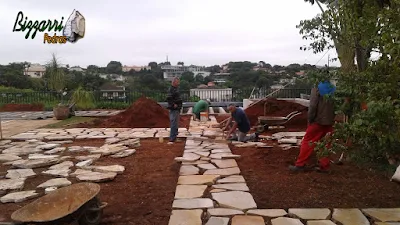 Bizzarri trabalhando, fazendo a execução de um caminho de pedra com pedra cacão de São Tomé com junta de grama. 26 de janeiro de 2017.