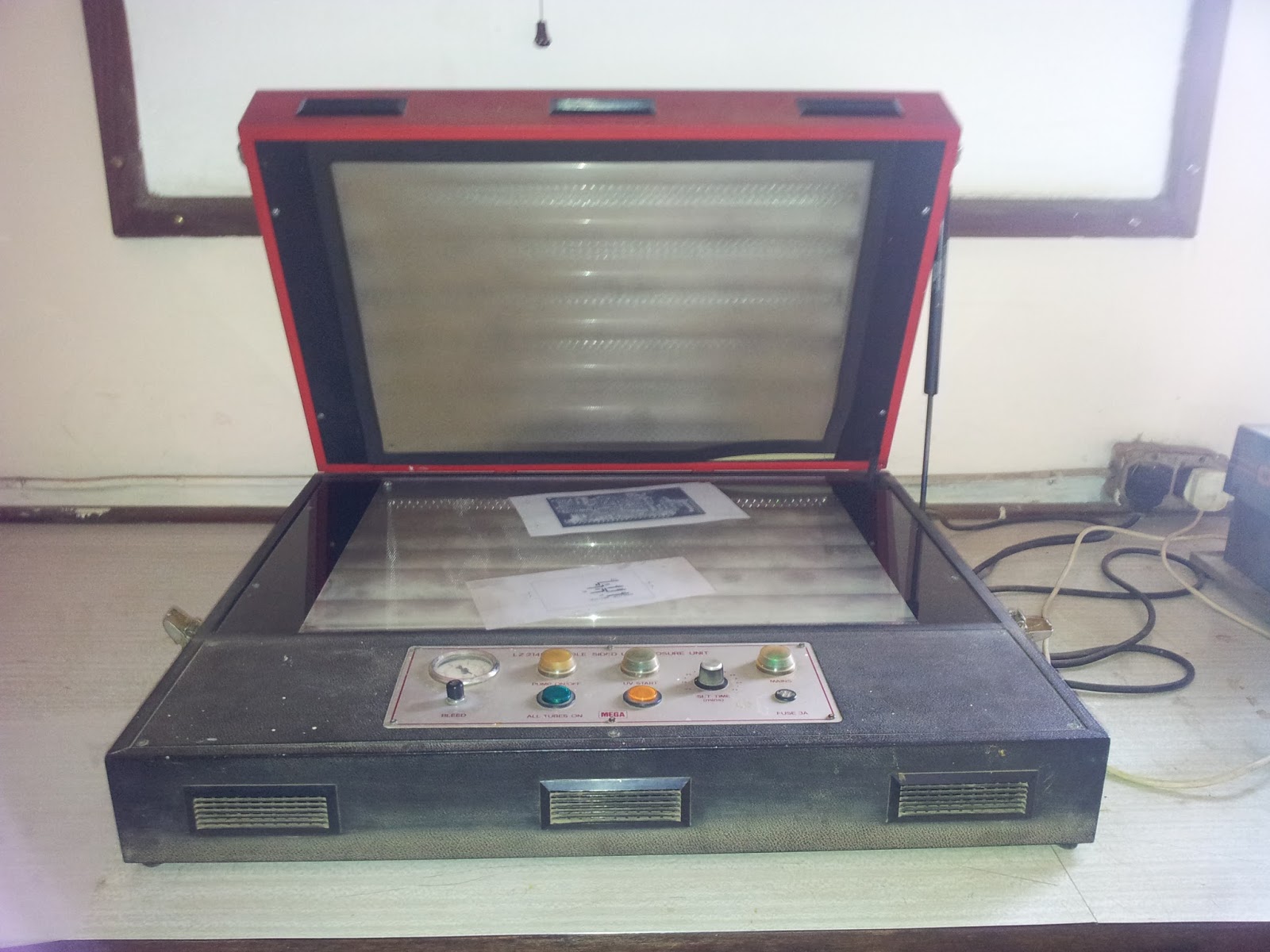 making gadgets and everything in between Homemade UV exposure box for