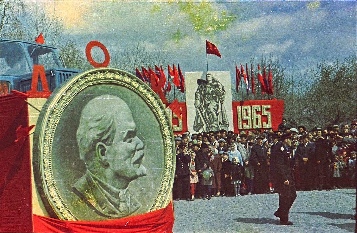 1 мая 1965 года. вечеринка в честь 1 мая. 9 мая 1965 года парад победы на красной площади в москве. парад победы в 1945 году в москве. площадь ленина ульяновск ссср.