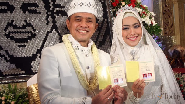 12 Gambar Pernikahan Oki Setiana Dewi & Ory Vitrio - Engku 