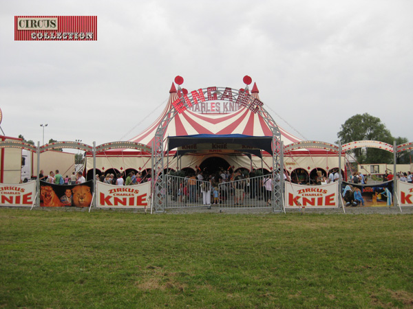 la façade, le chapiteau et l'entrée du Zirkus Charles Knie 