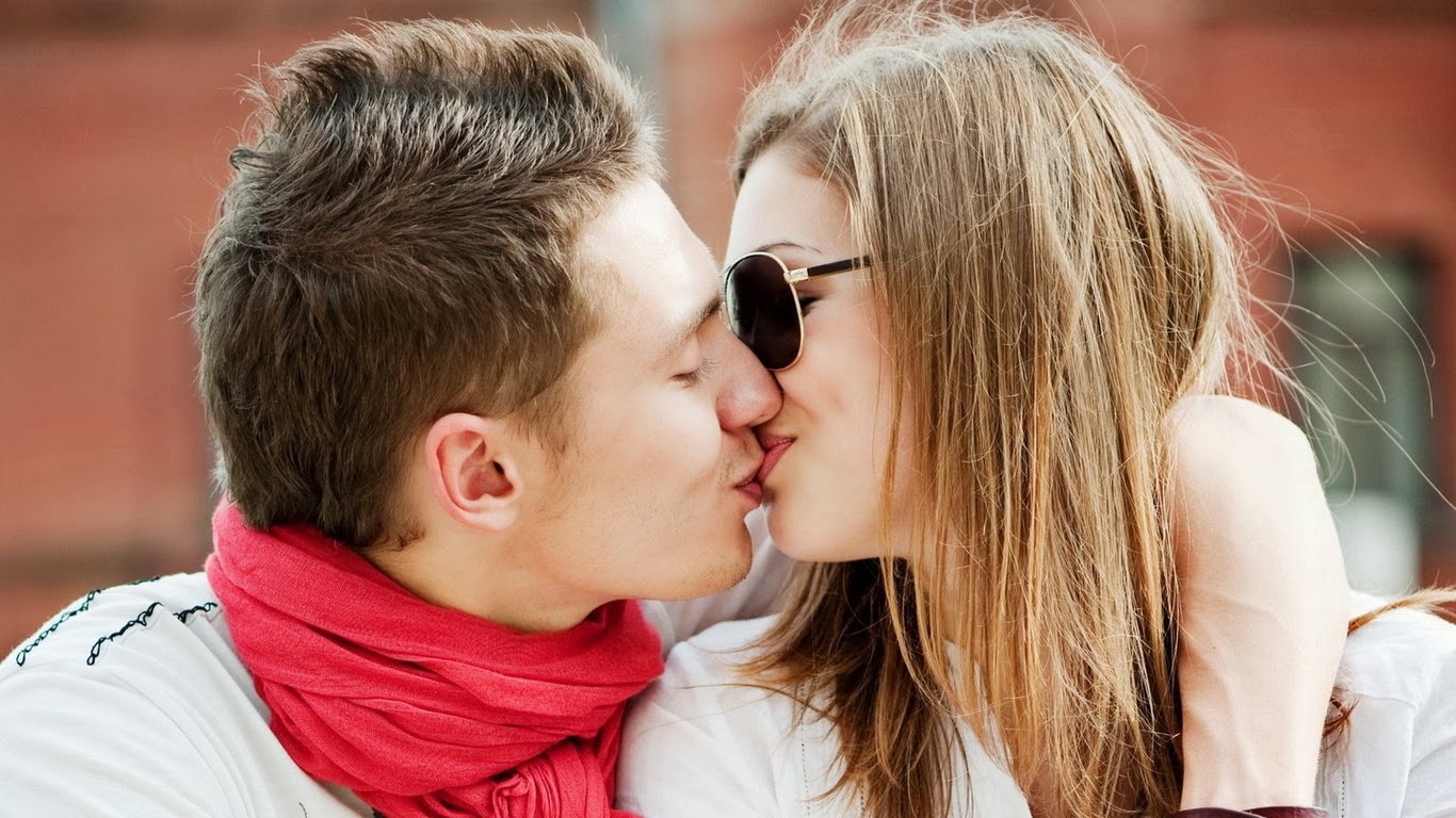 Поцелуй с кудрявым парнем. Нежный поцелуй. Поцелуй мужчины и женщины. Можно ли ц. Поцелуй в губы.