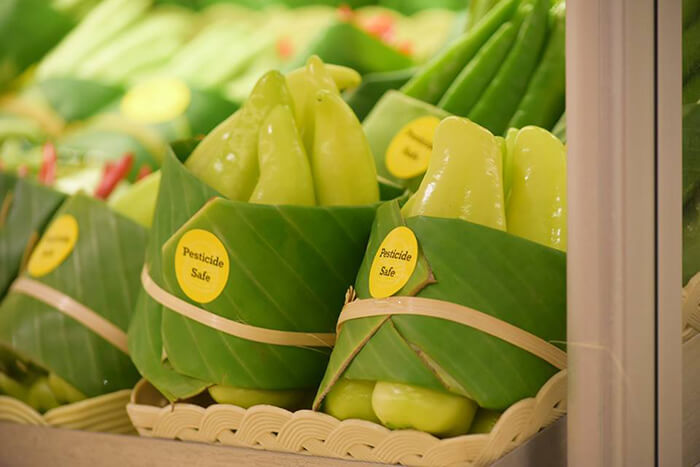 Asian Supermarkets Return To Using Leaves Instead Of Plastic
