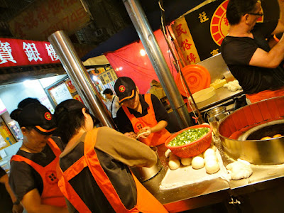 Making black pepper buns Raohe St Night Market Taipei 