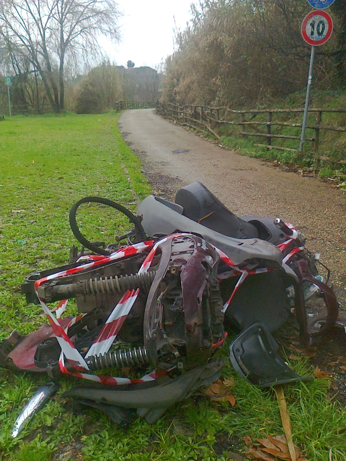 ROMA FA SCHIFO: Il senso di una città per il nastro a fettuccia bianco