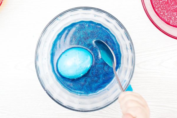 Make fizzing Easter eggs using food coloring and Pop Rocks!  My kids were in awe by this fizzy egg dye and wanted to decorate so many Easter eggs! #poprocks #fizzyeggs #fizzyeggdye #howtodyeeggs #fizzingeastereggs #fizzingeggs #fizzyeggexperiment #eggdecoratingideascreative #eggdye #eastereggdyeideas #easteractivitieskids
