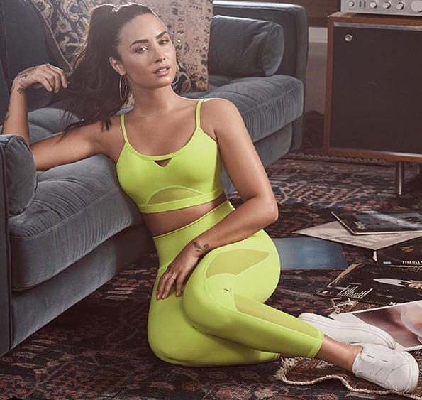 Le Foto di Demi Lovato in leggins sportivo illuminano Instagram | Fashion Trend Moda