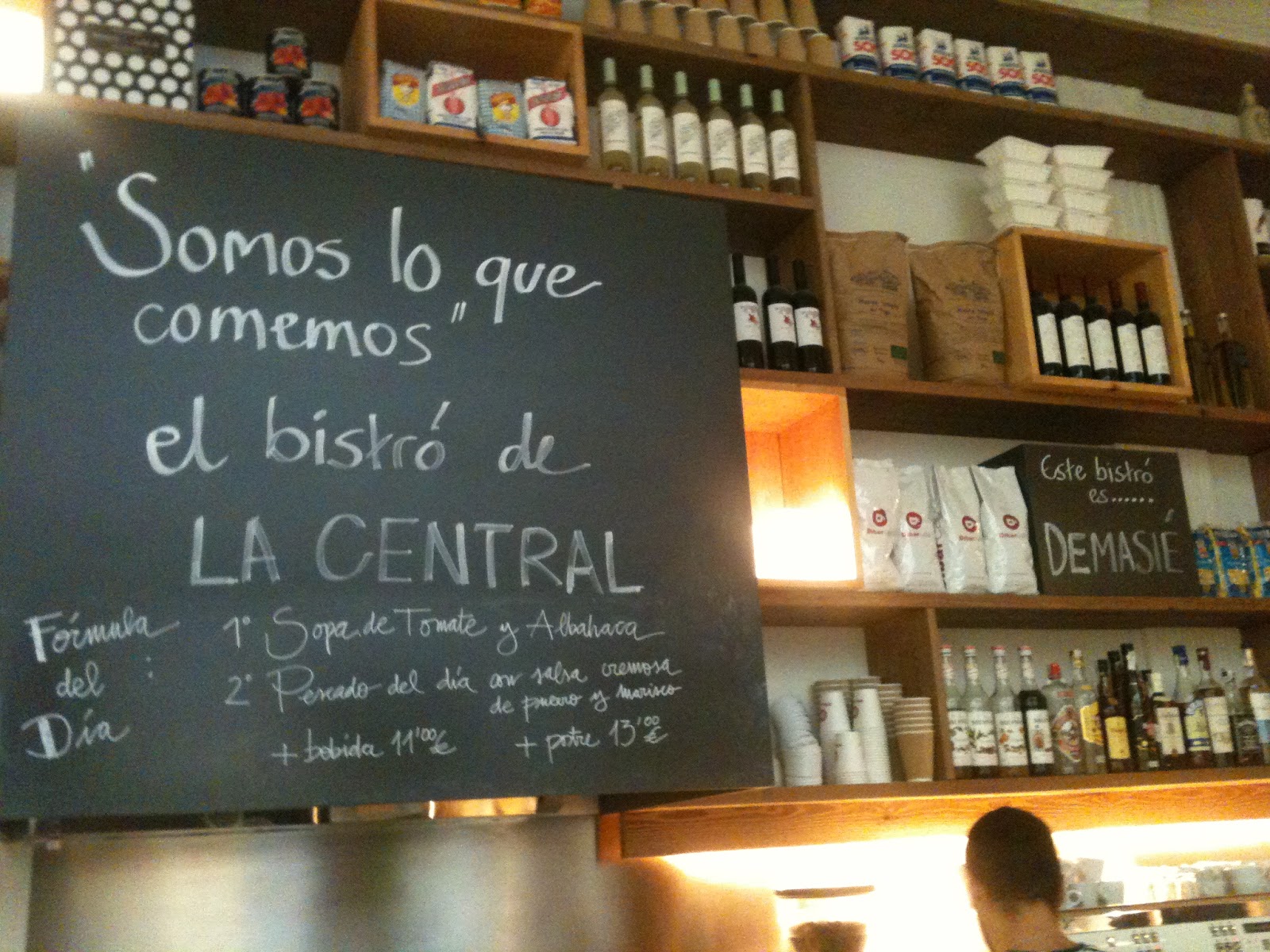 Superfluo Imprescindible La Central de Callao, Librería & Bistró