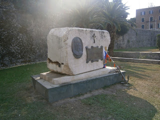 το μνημείο του ναυάρχου Φιοντόρ Ουσάκωφ στην Κέρκυρα