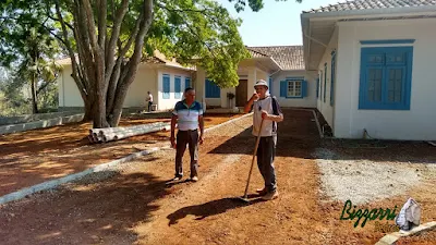Visitando a obra e orientando nos trabalhos da colocação das guias de pedra na rua onde vamos fazer o piso de pedrisco em entrada da sede da Fazenda em Atibaia-SP com execução do paisagismo. 15 de agosto de 2016.