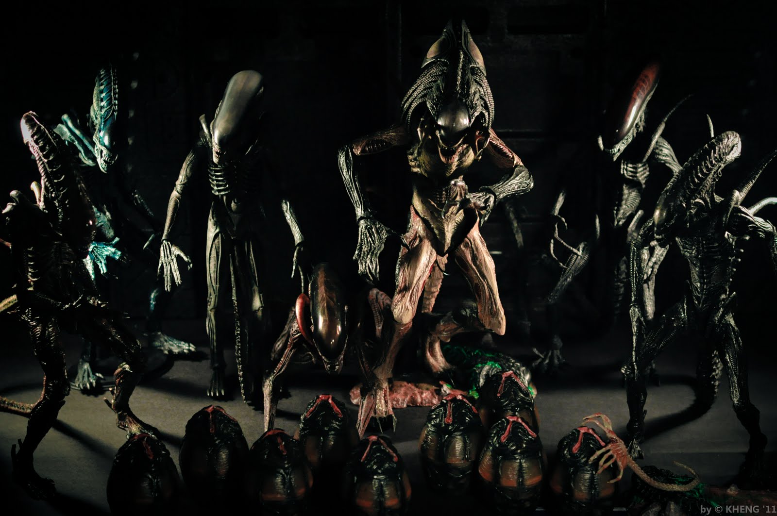 Aliens collection. Aliens vs Predator 2010 яйца hot Toys. Alien Grid. Alien vs Predator сетка. Чужой главные персонажи в костюмах.