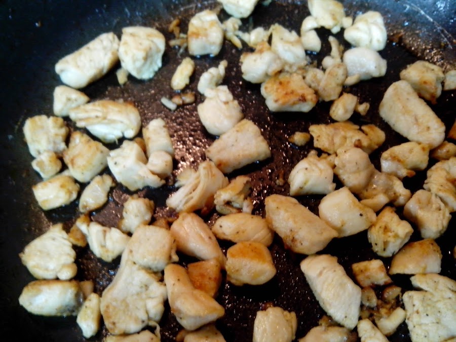 Fotografía pollo en la sartén.