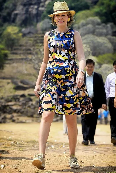 Queen Mathilde visited the Vat Phou temple south of Pakse. Queen Mathilde in a new colourfur print dress on the final day in Laos