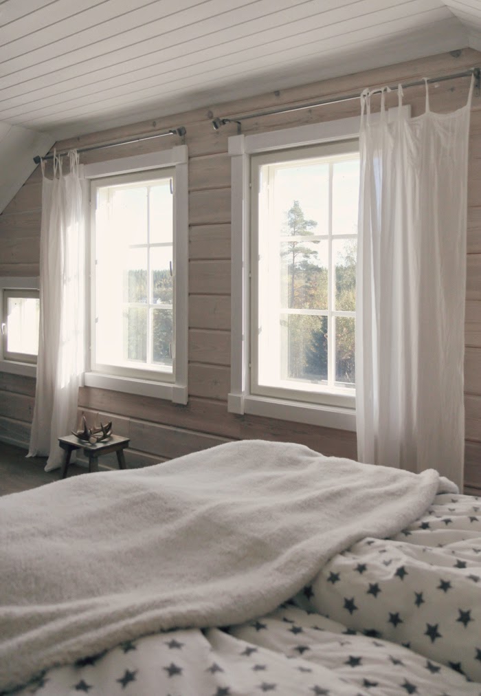 white bedroom, log house, hirsitalo