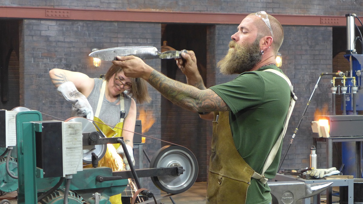 между молотом и наковальней 7. между молотом и наковальней сериал кадры. между молотом наковальней 3. между молотом и наковальней сериал. дэвид бейкер между молотом и наковальней.