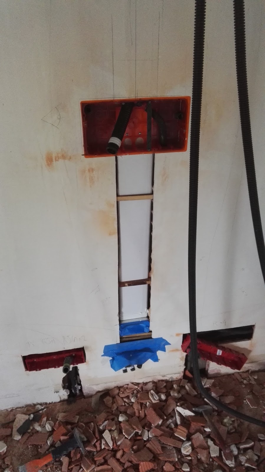 [DIY] Cachez ces câbles que je ne saurais voir TV au mur