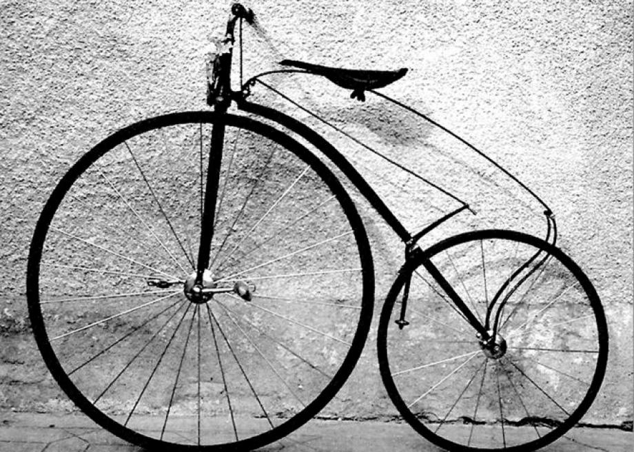 Who invented the bicycle. История велосипеда. Велосипед лошадь денди. Велосипед пенни фартинг трехколесный. Джеймс старли велосипед.