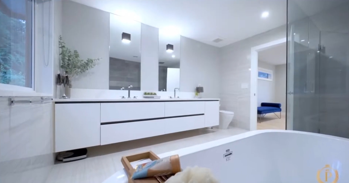 29 Interior Design Photos vs. 4324 Glencanyon Dr, North Vancouver Luxury Home Tour