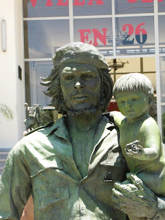 Escultura Che con un niño en los brazos close