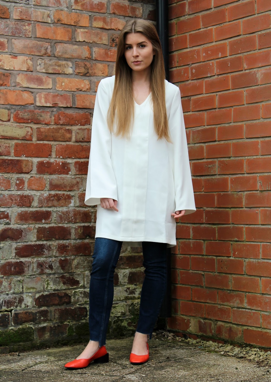 Outfit Bell Sleeve Dress and Jeans Style Trunk